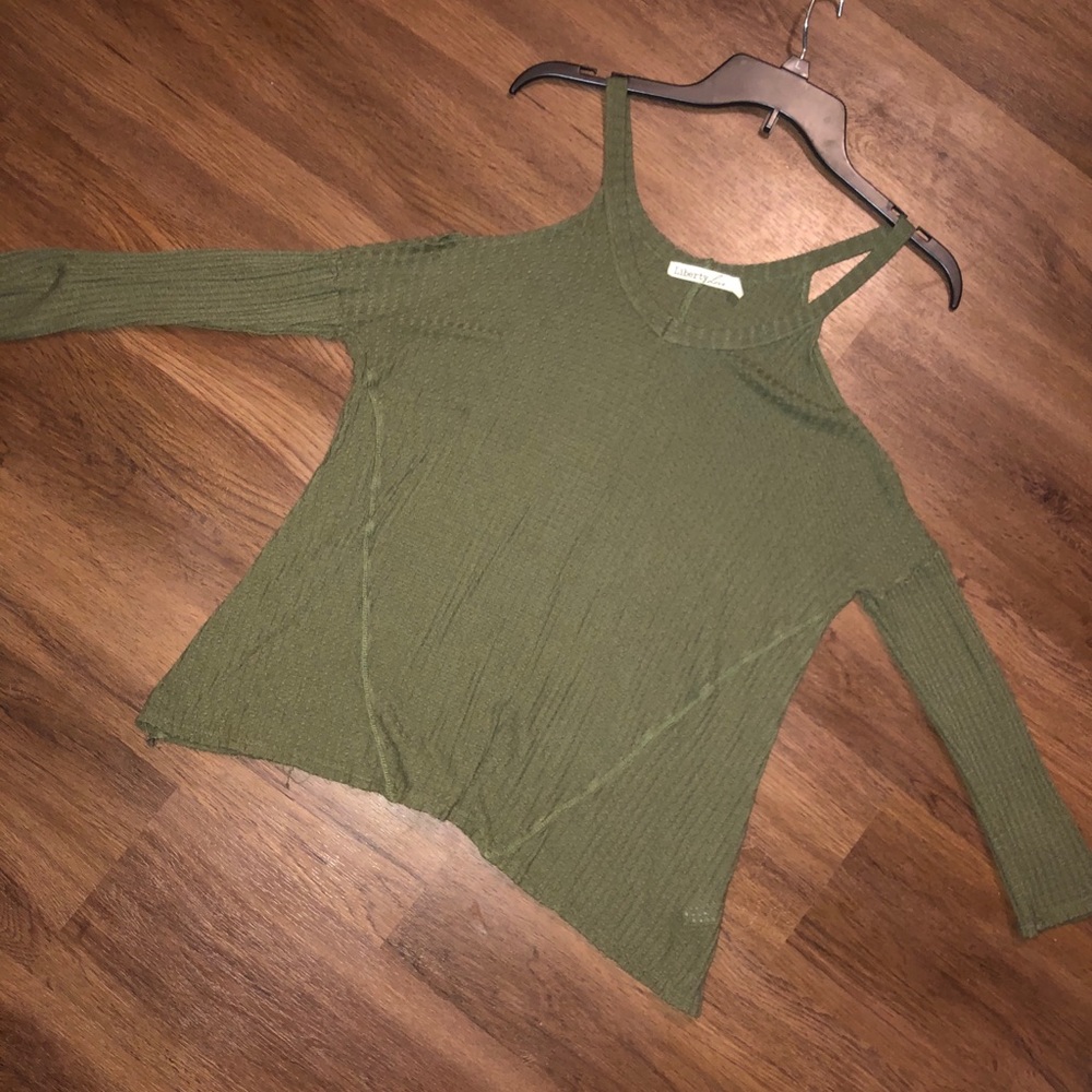 Shoulder shirt
